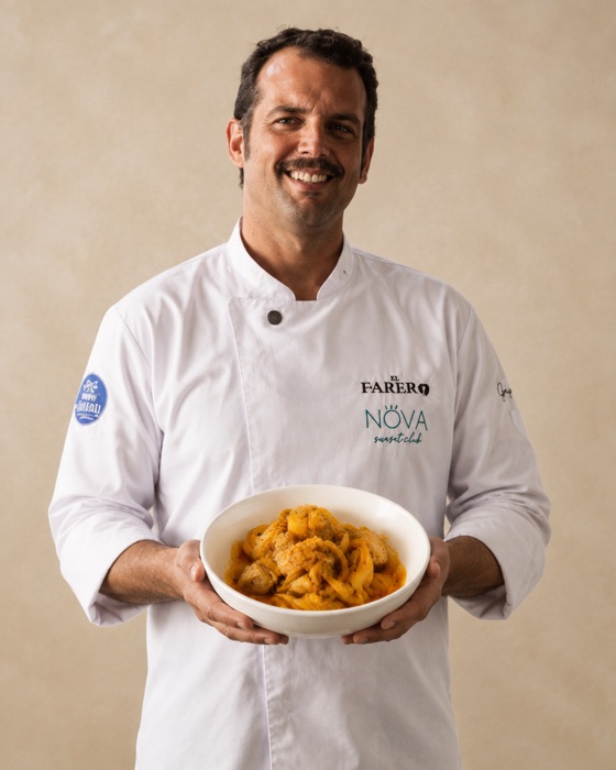 Jesús, del equipo de La Casa del Farero, con su atún encebollao
