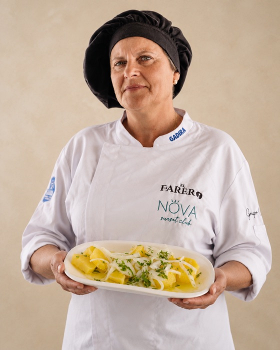 Lola, del equipo de La Casa del Farero, con su plato de papas aliñás