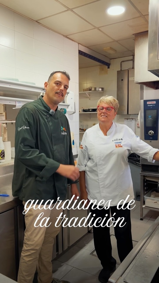 Fotograma del vídeo: el equipo en la cocina de La Casa del Farero
