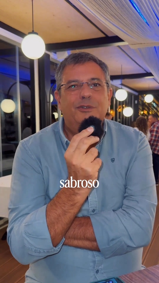 Fotograma del vídeo: un asistente opinando sobre los platos en la cata