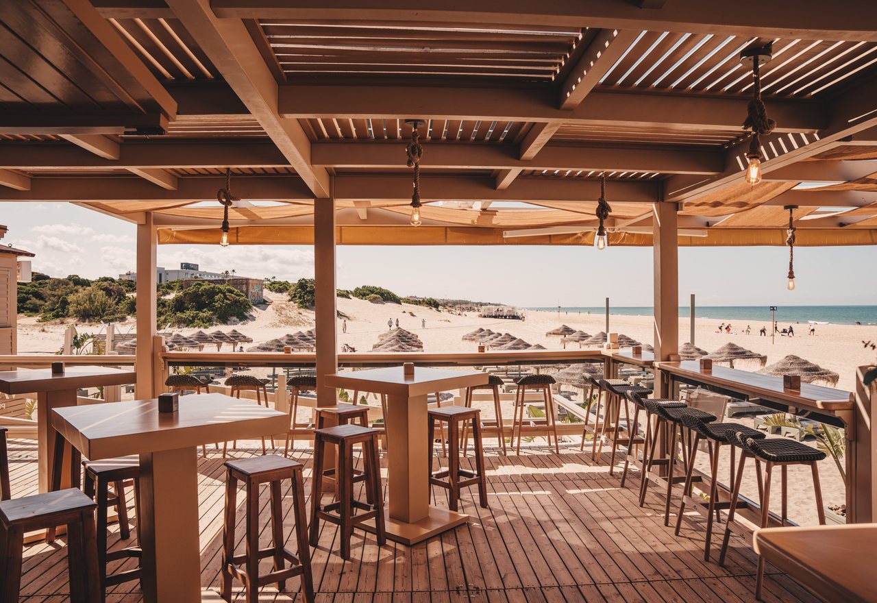 Terraza del Chiringuito Vavá con vistas a la playa